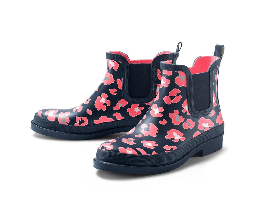 Zwei Regenstiefeletten mit Blumenmuster.