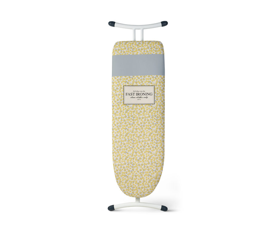 Ein Bügelbrett mit einem Bügelbrettbezug mit gelbem Blumenmuster.