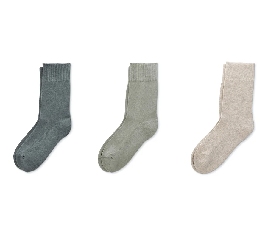 Drei Paar Socken in verschiedenen Farben.