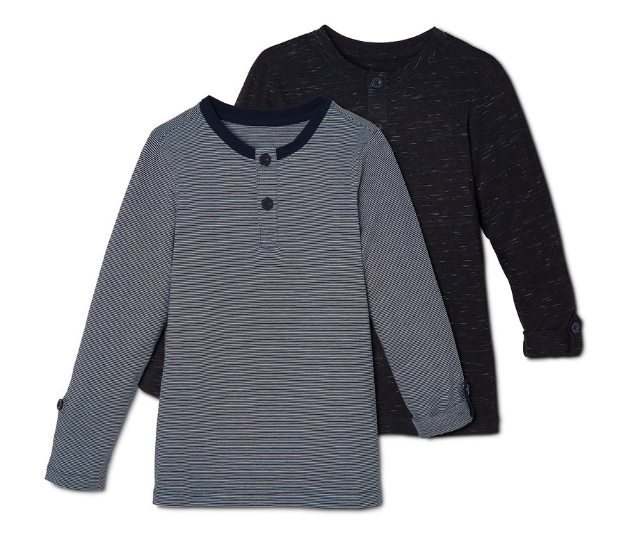 Zwei Langarmshirts liegen übereinander.