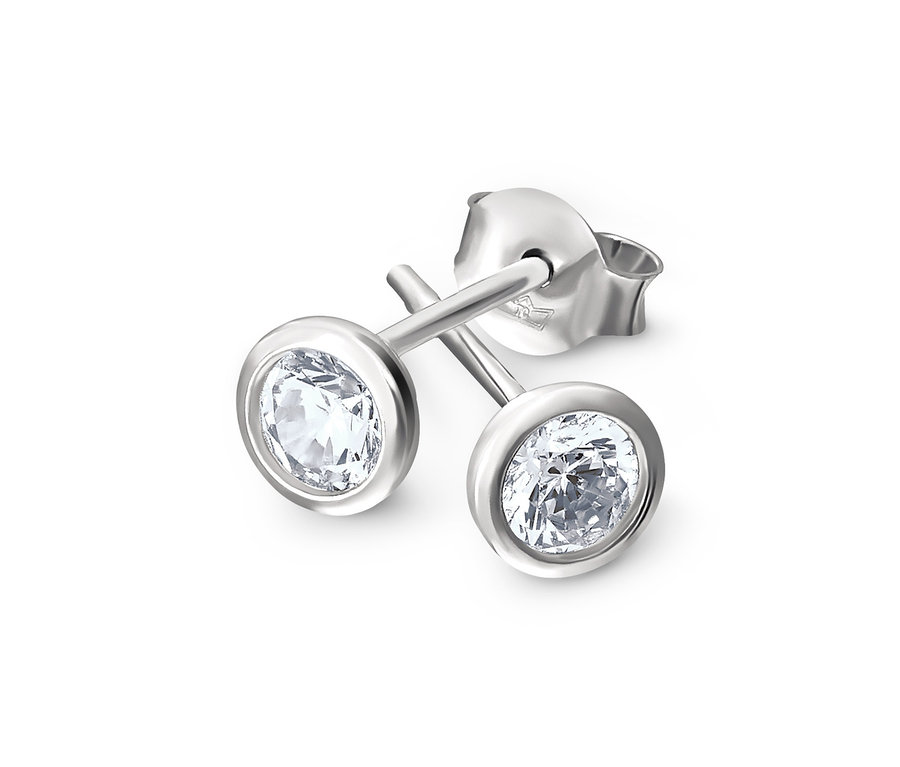 Zwei Ohrstecker aus 925 Silber mit Zirkoniasolitär liegen auf einem weißen Hintergrund.