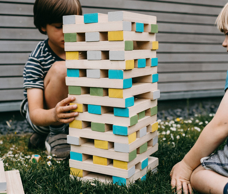 Zwei Jungen spielen draußen das Spiel small foot Wackelturm XXL »Active«.