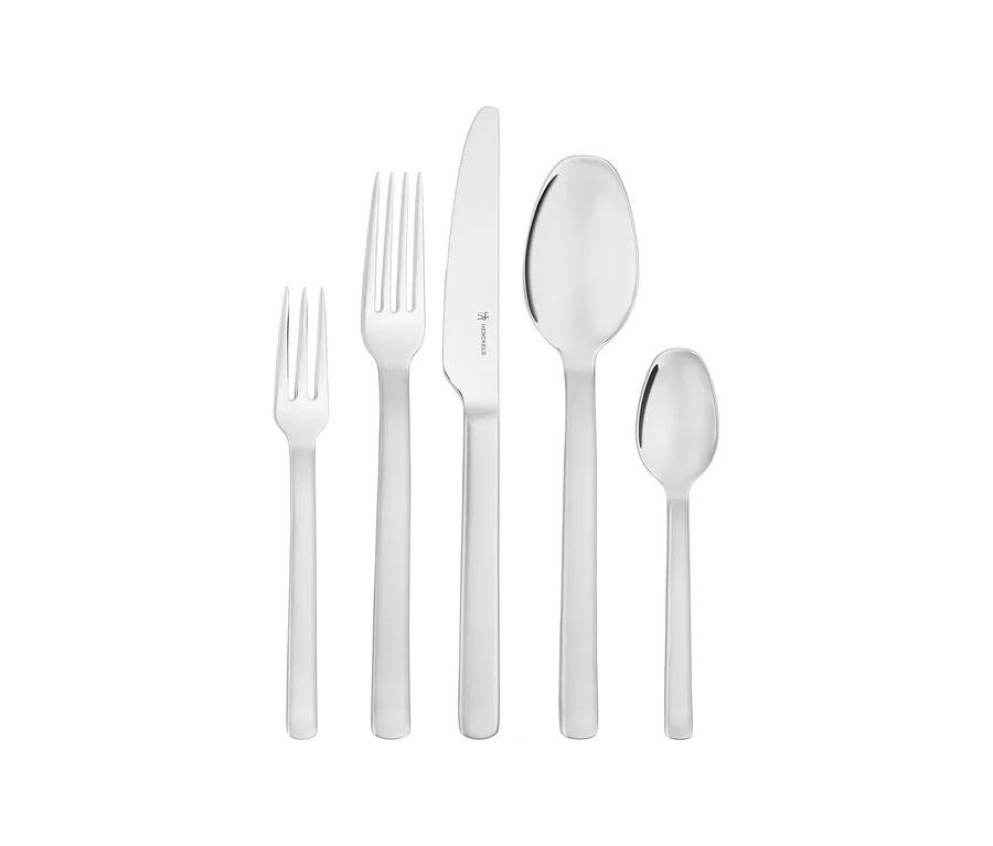 Fünf silberne Besteckteile des Henckels by ZWILLING »Clouds« Bestecksets: eine kleine Gabel, eine große Gabel, ein Messer, ein großer Löffel und ein kleiner Löffel.