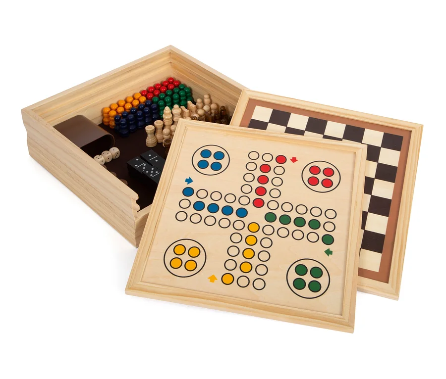 Geöffneter Holzkasten mit dem small foot Spielesammlung, 7 Klassiker Spieleset, das Spielfiguren, Würfel und Spielbretter enthält.