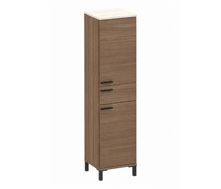 Großer Badschrank »Ston« in Holzoptik mit heller Platte, einer oberen Tür, zwei Schubladen und einer unteren Tür mit schwarzen Griffen, auf schwarzen Füßen.