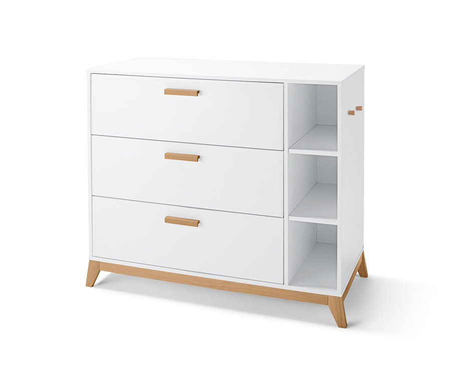 Weisse Wickelkommode mit drei Schubladen und offenen Regalen.