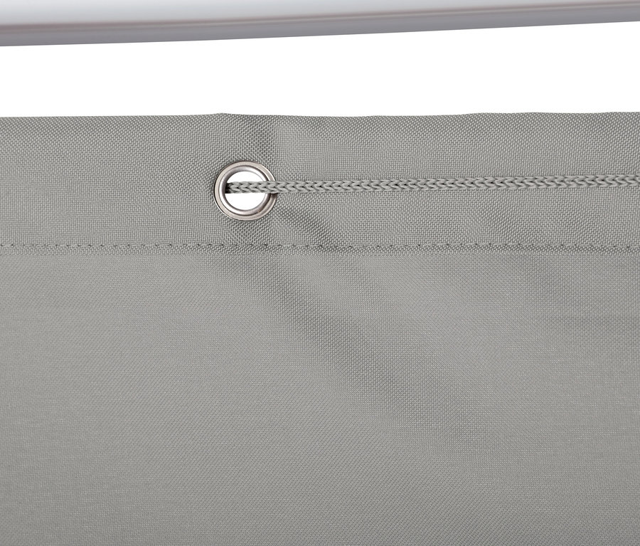 Detailaufnahme eines grauen Balkon-Sicht- und Windschutzes mit Metallöse und Kordel.