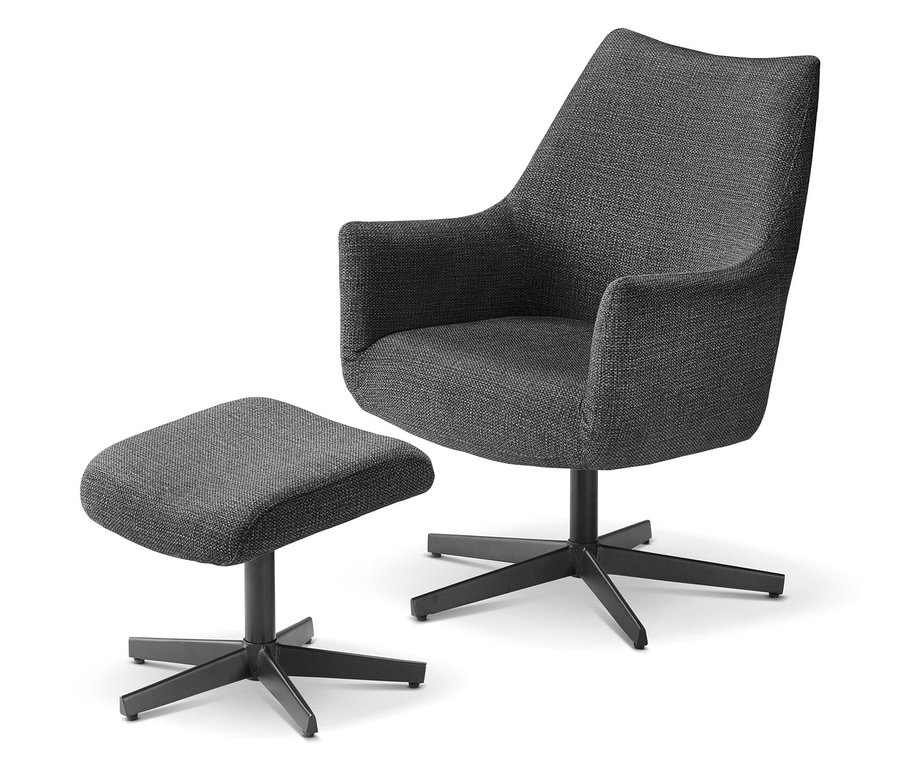 Grauer Polstersessel mit Fußhocker auf weißem Hintergrund.