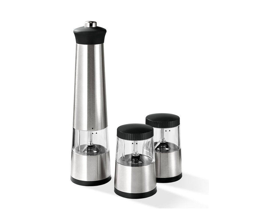 Drei elektrische Gewürzmühlen aus Edelstahl mit schwarzen Oberteilen.