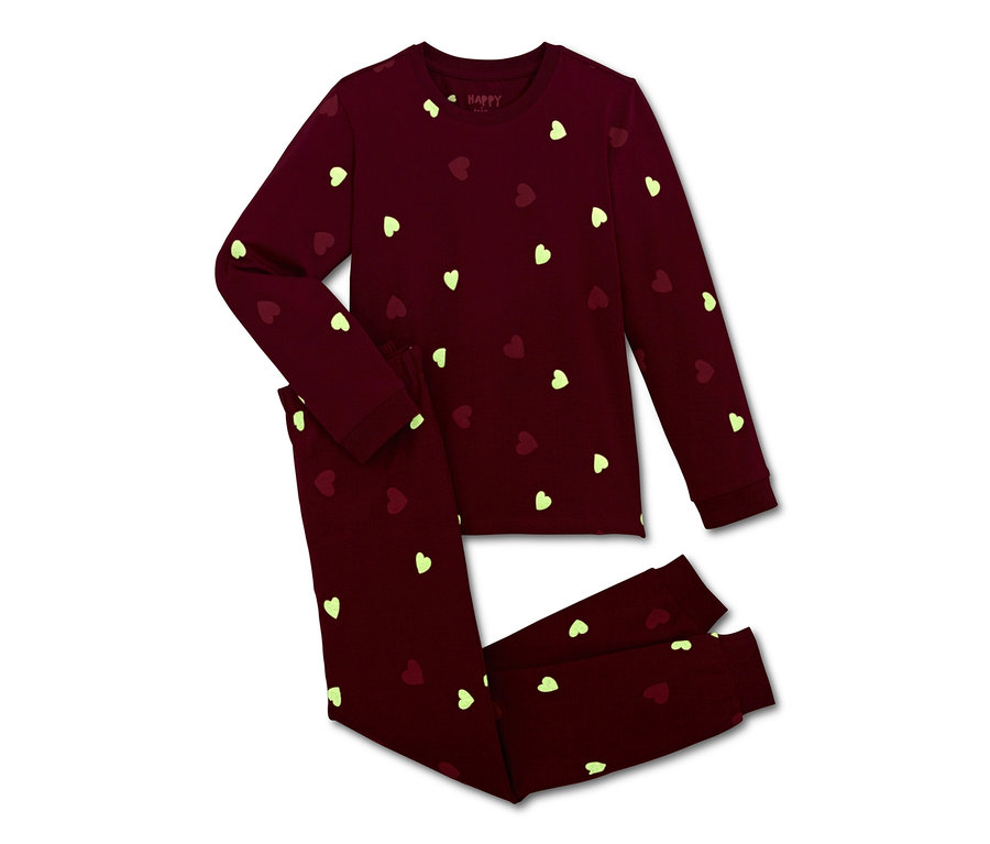 Dunkelroter Glow-in-the-dark-Pyjama, langärmlig, mit Herzchenmuster liegt auf einem weißen Hintergrund.