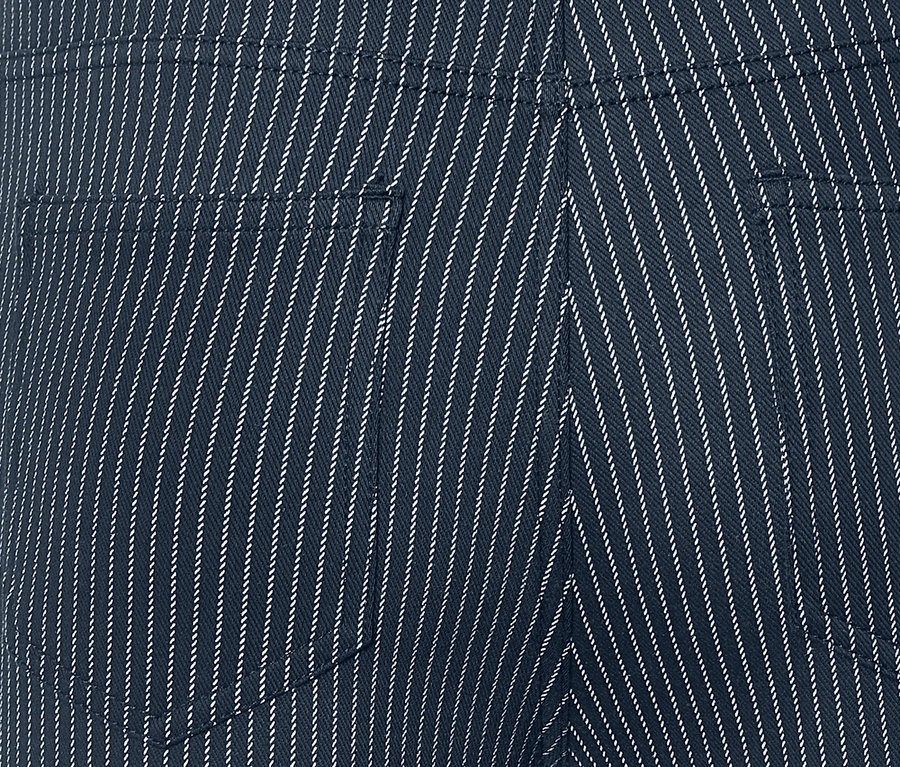 Detailansicht der Rückseite einer gestreiften 7/8-Jeggings.