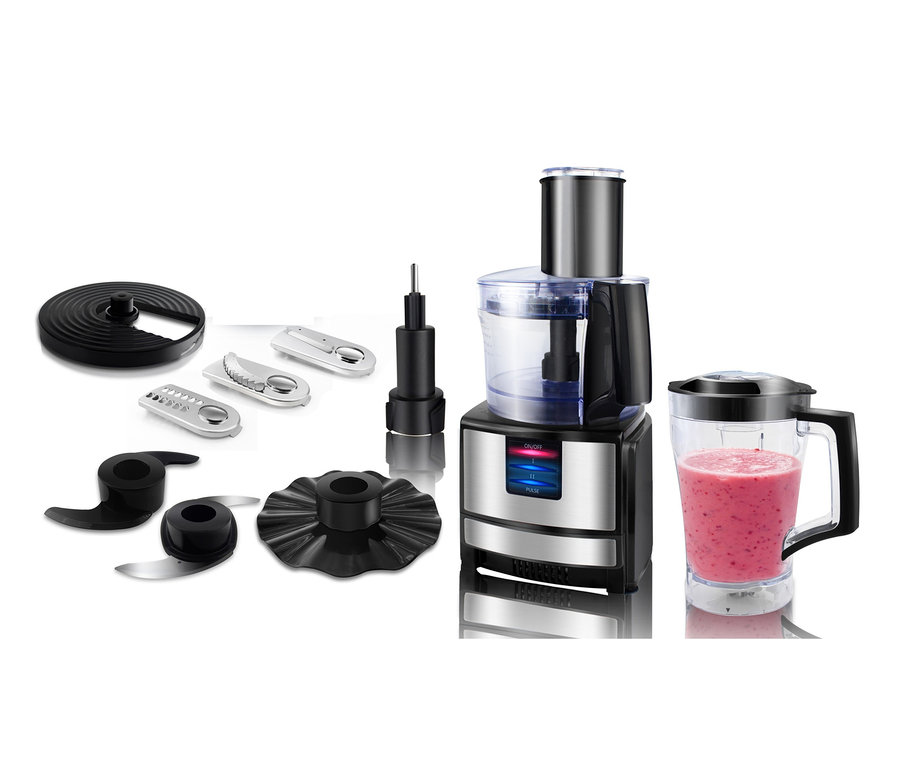 Eine schwarze und silberne Kompakt-Küchenmaschine mit Zubehörsatz und einem Krug mit rosa Smoothie.