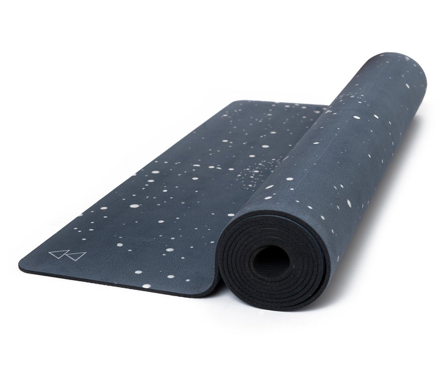 Eine teilweise aufgerollte, grau-weiße Yogamatte.