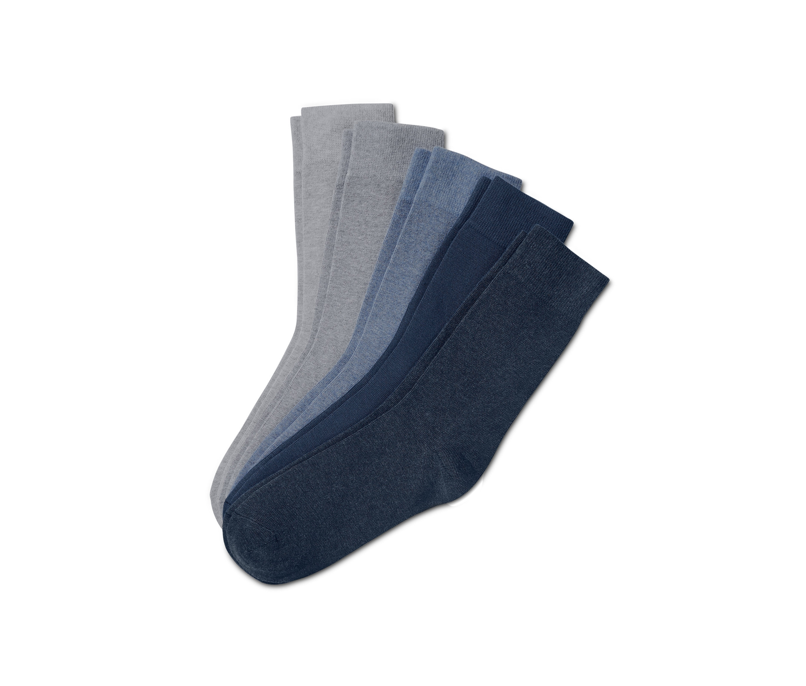 Fünf Paar Socken in Grau- und Blautönen auf weißem Hintergrund.