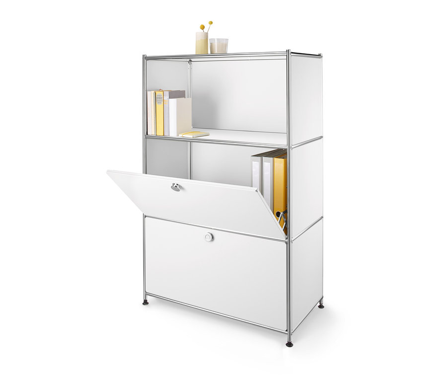 Weißes Metallregal mit 2 versetzbaren Klappenfächern, ein Fach ist geöffnet.