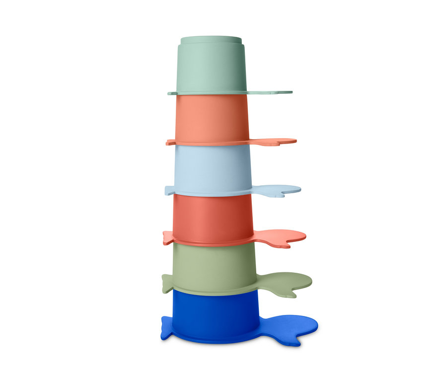 Ein Turm aus sechs bunten Bade- und Sandspielbechern.