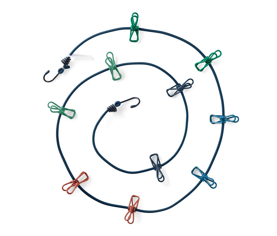 Aufgerollte Camping-Wäscheleine mit bunten Wäscheklammern.
