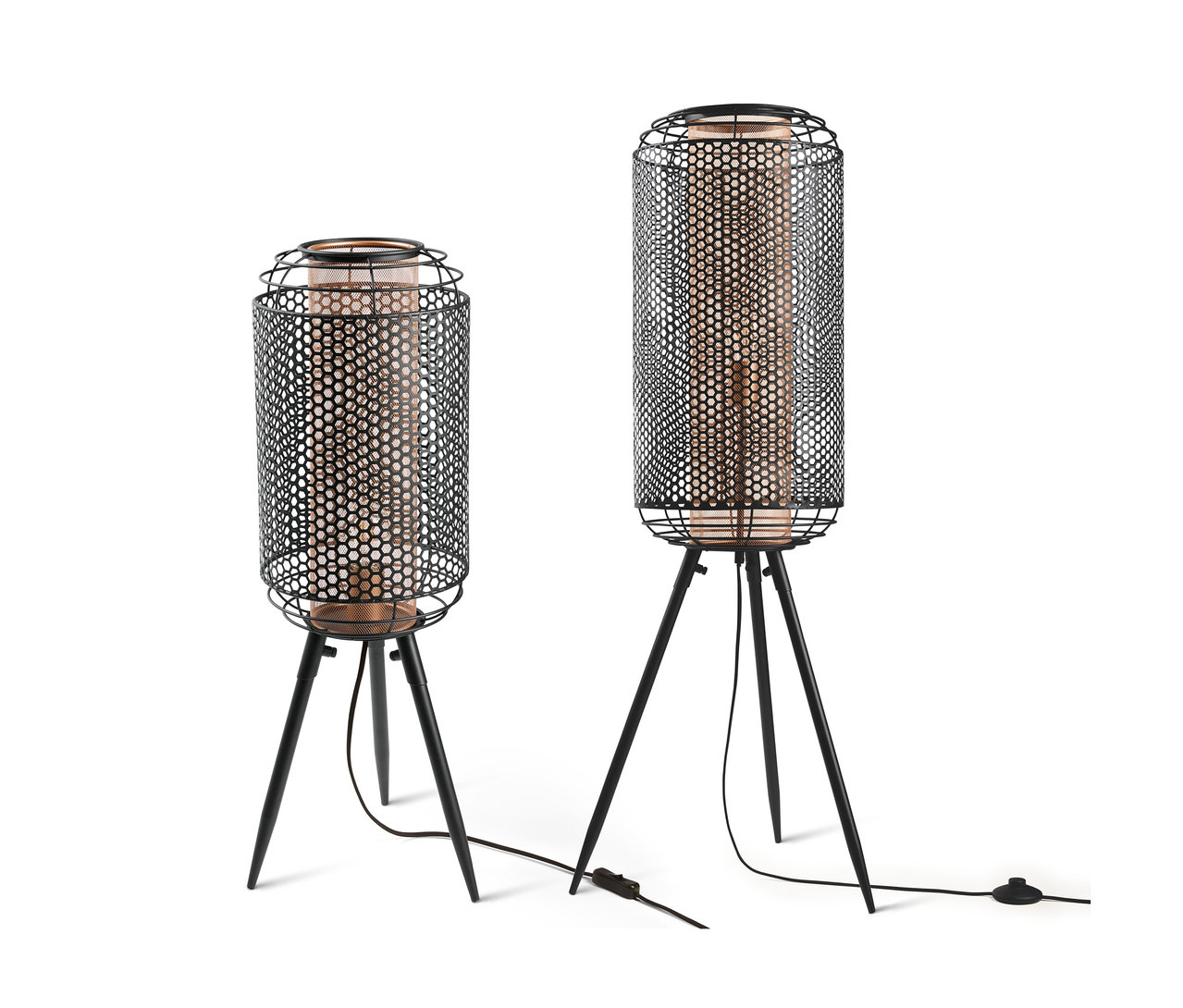 Zwei schwarze Dreibein-Leuchten: eine Steh- und eine Tischleuchte, beide mit zylindrischen Schirmen aus perforiertem Metall.