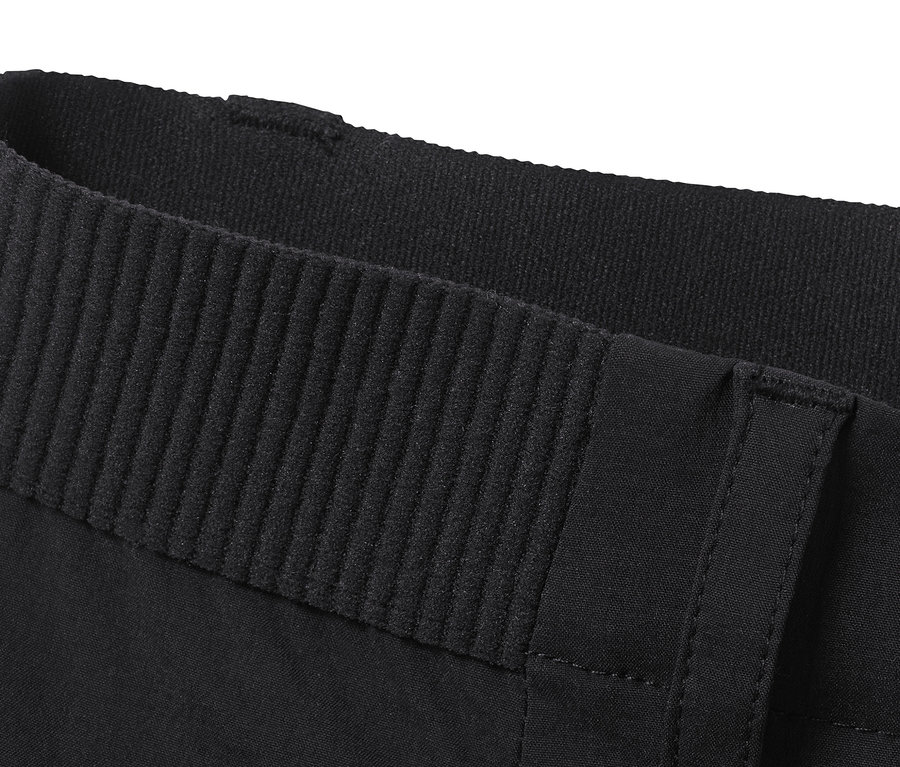 Detailaufnahme der schwarzen Funktionswandershorts mit elastischem Bund.
