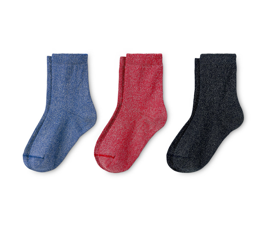 Drei Paar Glitzersocken in Blau, Rot und Schwarz.