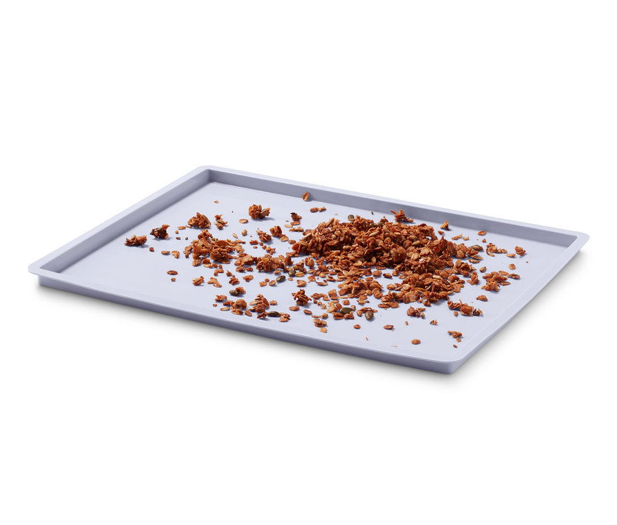 Granola auf einer Dauerbackmatte mit Rand.