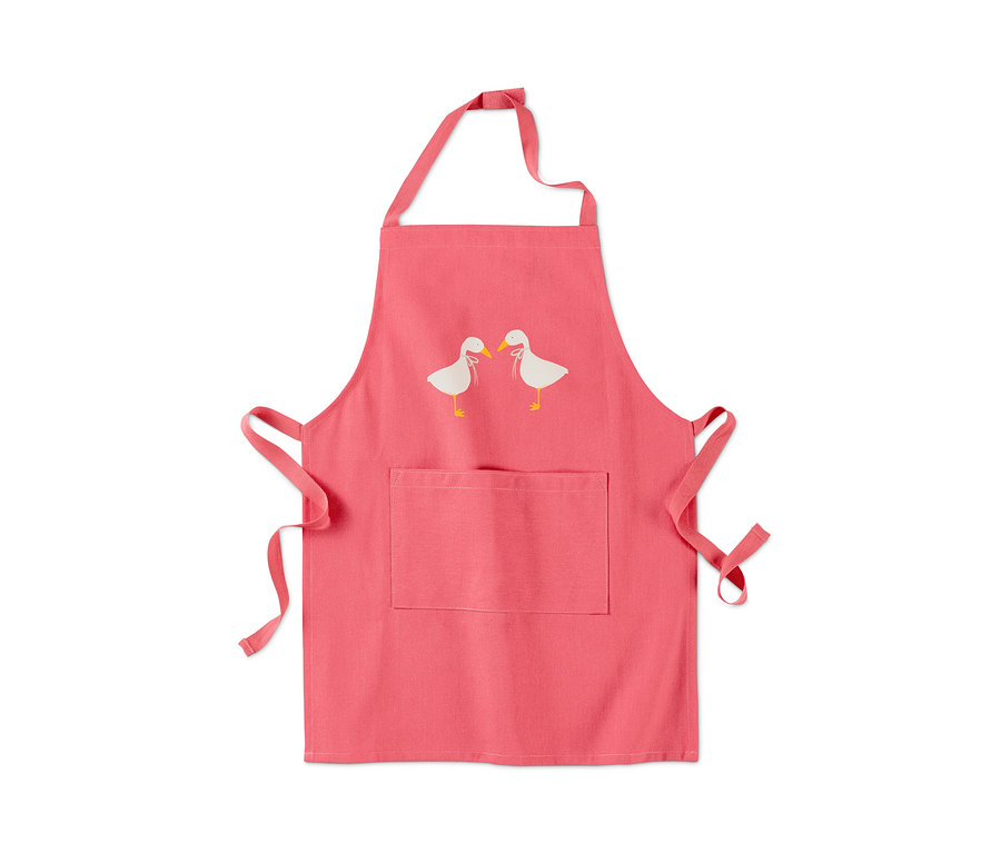 Eine rosa Kinder-Küchenschürze mit einer Tasche und dem Motiv von zwei Gänsen.