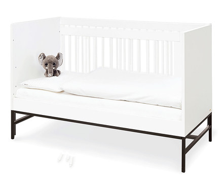 Weißes Pinolino Kinderbett »Steel« mit grauem Plüsch-Elefanten.