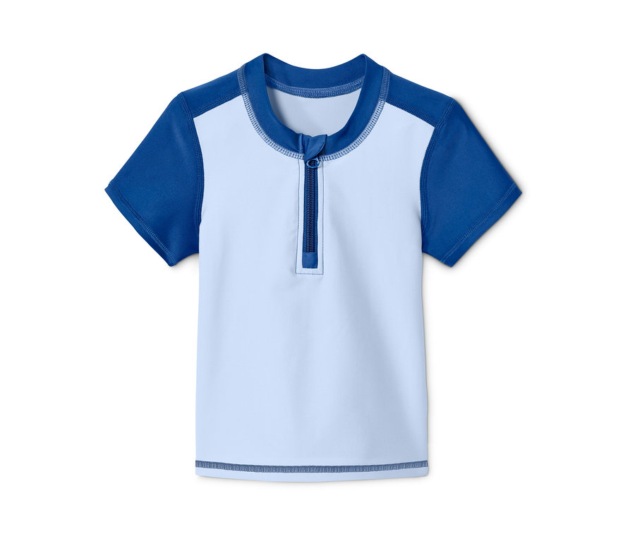 Blau-weisse UV-Schutz-Kombi mit recyceltem Material.