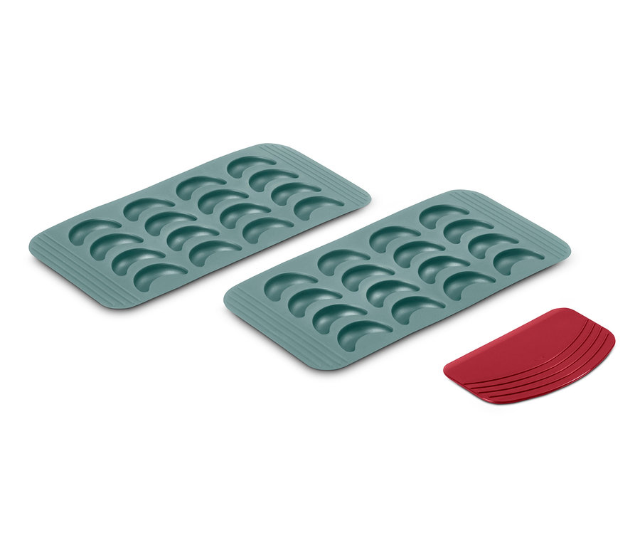 Zwei Vanillekipferl-Backmatten und ein roter Schaber.