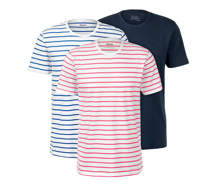 Drei T-Shirts mit Rundhalsausschnitt: eines mit blauen Streifen, eines mit roten Streifen und eines in Dunkelblau.