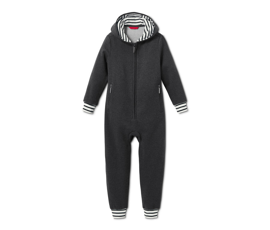 Ein grauer Kinder-Loungeoverall mit Kapuze und Reißverschluss.