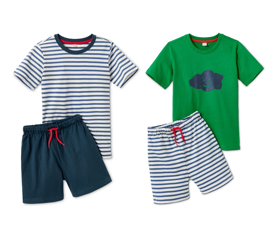 Zwei Shorty-Pyjamas aus Bio-Baumwolle: Einer mit blauen Streifen und dunkelblauen Shorts, der andere mit einem grünen T-Shirt und gestreiften Shorts.