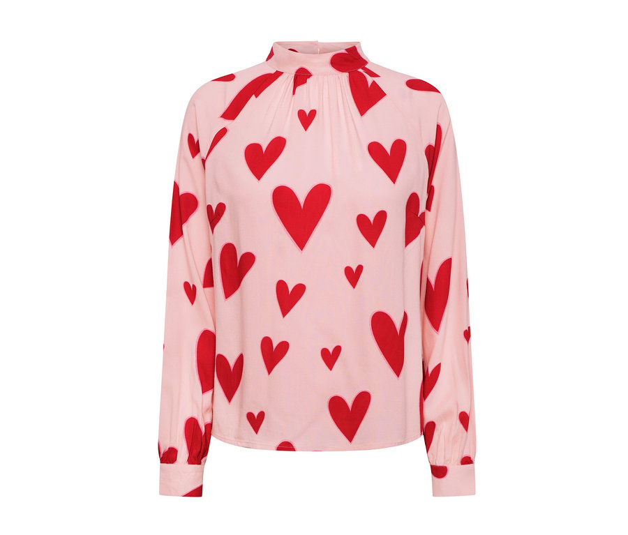 Hellrosa Bluse mit rotem Herzprint.