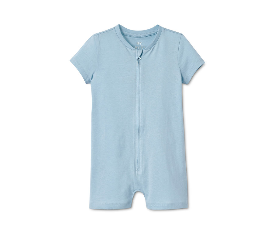 Ein blauer Shorty-Pyjama mit kurzen Ärmeln und einem Reißverschluss in der Mitte.