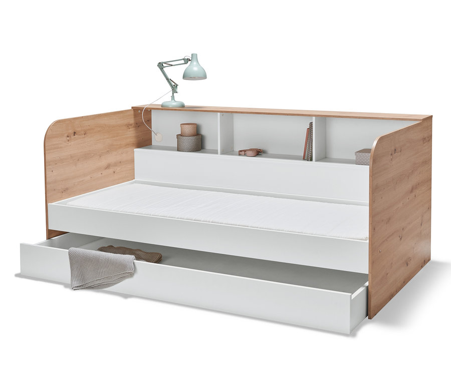 Weißes Stauraum-Bett mit Holzpaneelen und Regalen.