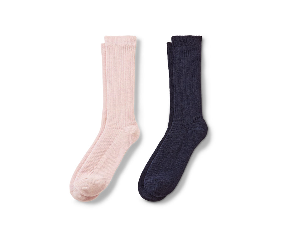 Zwei Paar Ripp-Socken, ein Paar rosa, ein Paar dunkelblau.