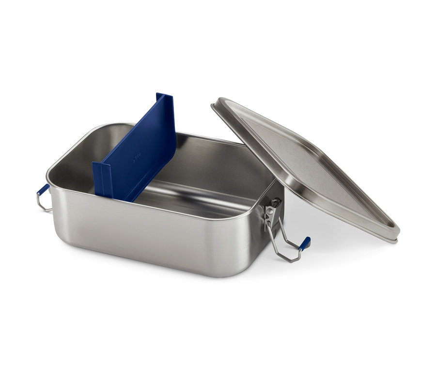 Geöffnete To-go-Lunchbox aus Edelstahl mit blauem Facheinteiler und Deckel.