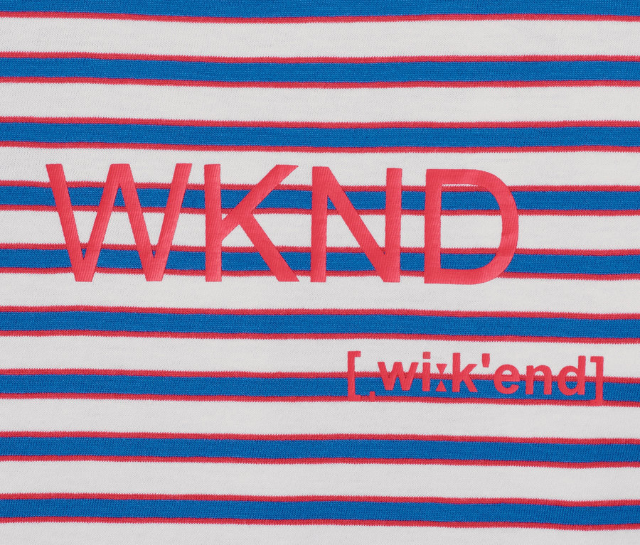 Detailansicht eines Mädchen-Nachthemds mit roten und blauen Streifen und dem Schriftzug "WKND".