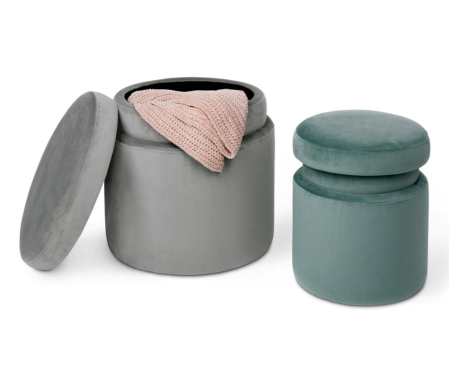 Zwei Samtpoufs mit Stauraum, einer grau mit geöffnetem Deckel und rosa Decke darin, der andere grün.