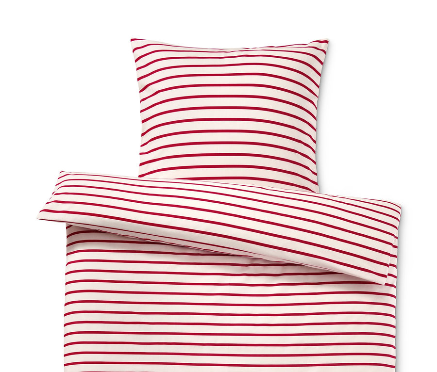 Renforcé-Bettwäsche mit roten Streifen: Bettbezug, Kopfkissen und kleines Kissen.