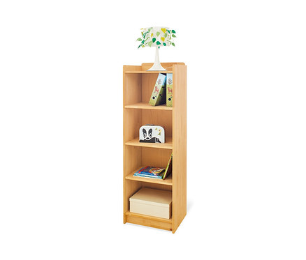 Ein naturbelassenes Holzregal mit vier Fächern, gefüllt mit Ordnern, einer Kiste und einer Lampe. Zu sehen ist das Pinolino Standregal »Natura«.