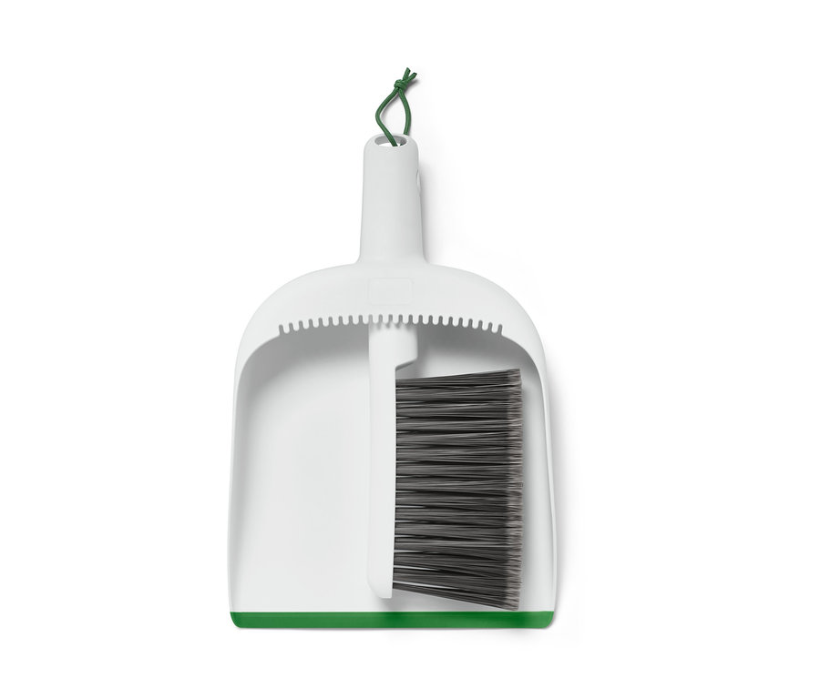 Weißer Handkehrer und Schaufel.