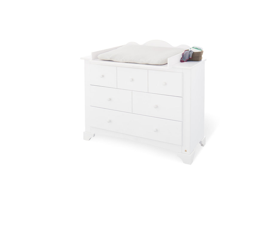 Breite, weiße Pinolino Wickelkommode »Pino« mit einem Korb mit Stoffwindeln.