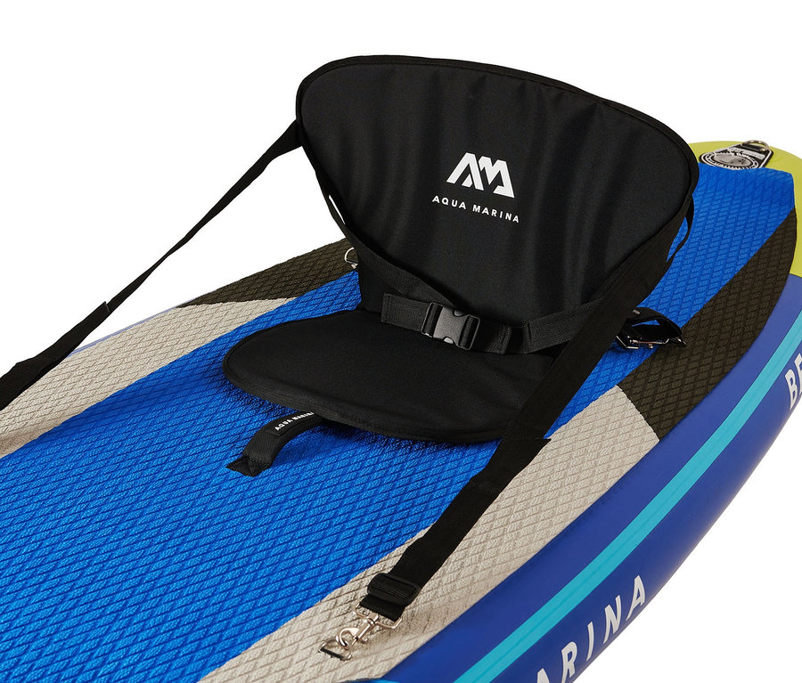 Detailaufnahme eines blauen SUP-Boards »Beast« mit schwarzem Sitz.
