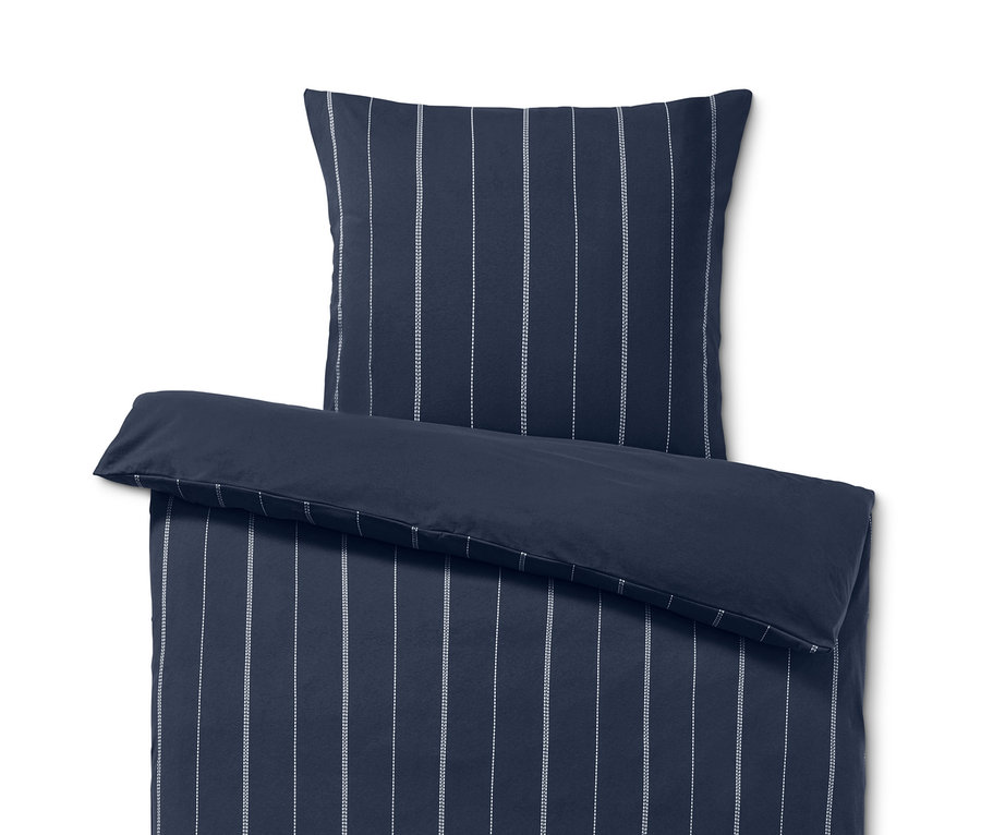 Blaue Winterjersey-Bettwäsche mit vertikalen Streifen.