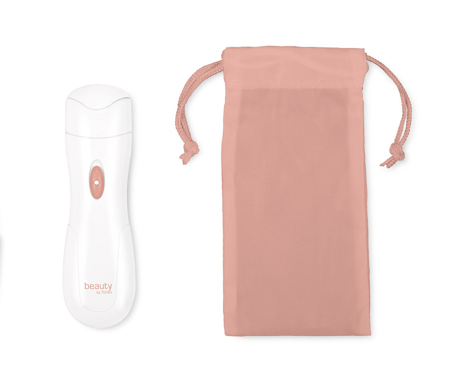 Weißer Gesichtsepilierer, Reinigungsbürste und rosa Stoffbeutel.