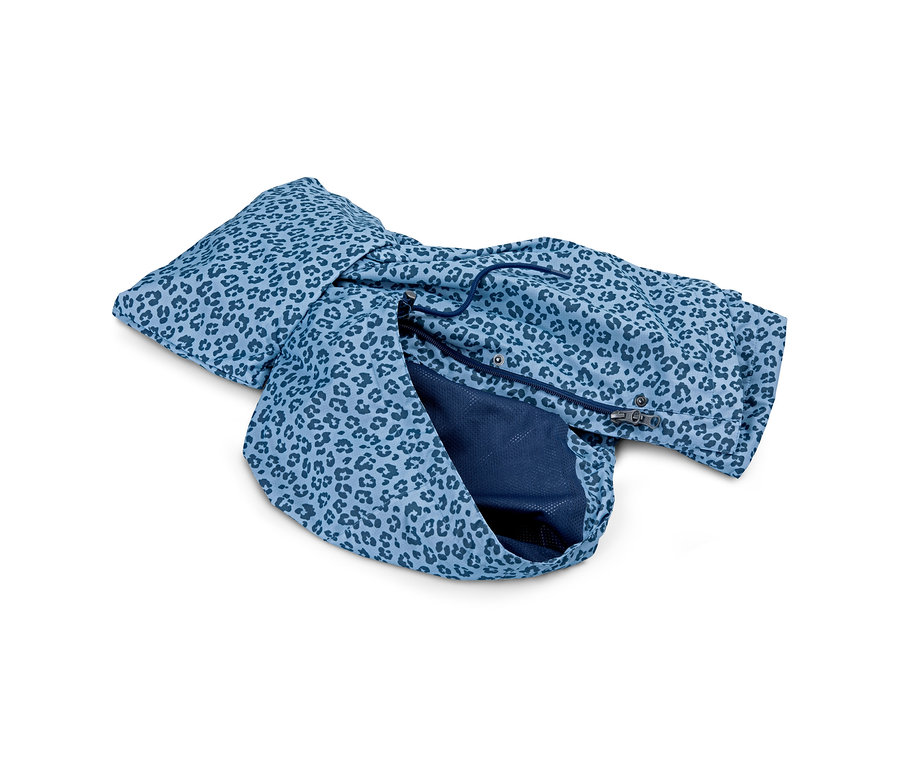 Blauer Regenmantel, packable, gefaltet in seiner Tasche.