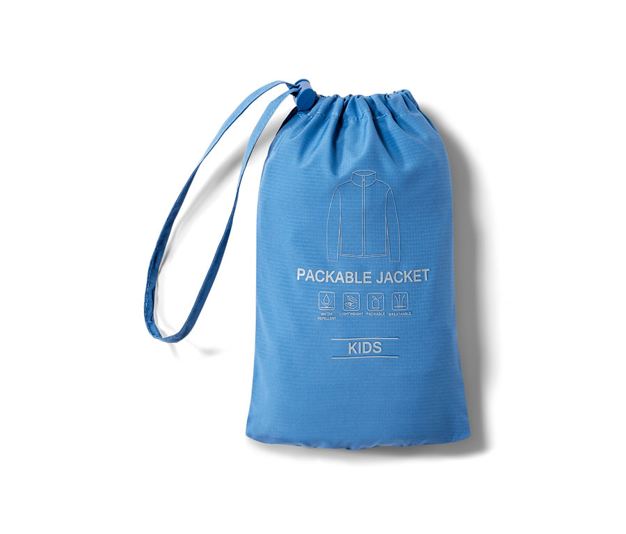 Blauer Kordelzugbeutel für eine Packable-Funktionsjacke.