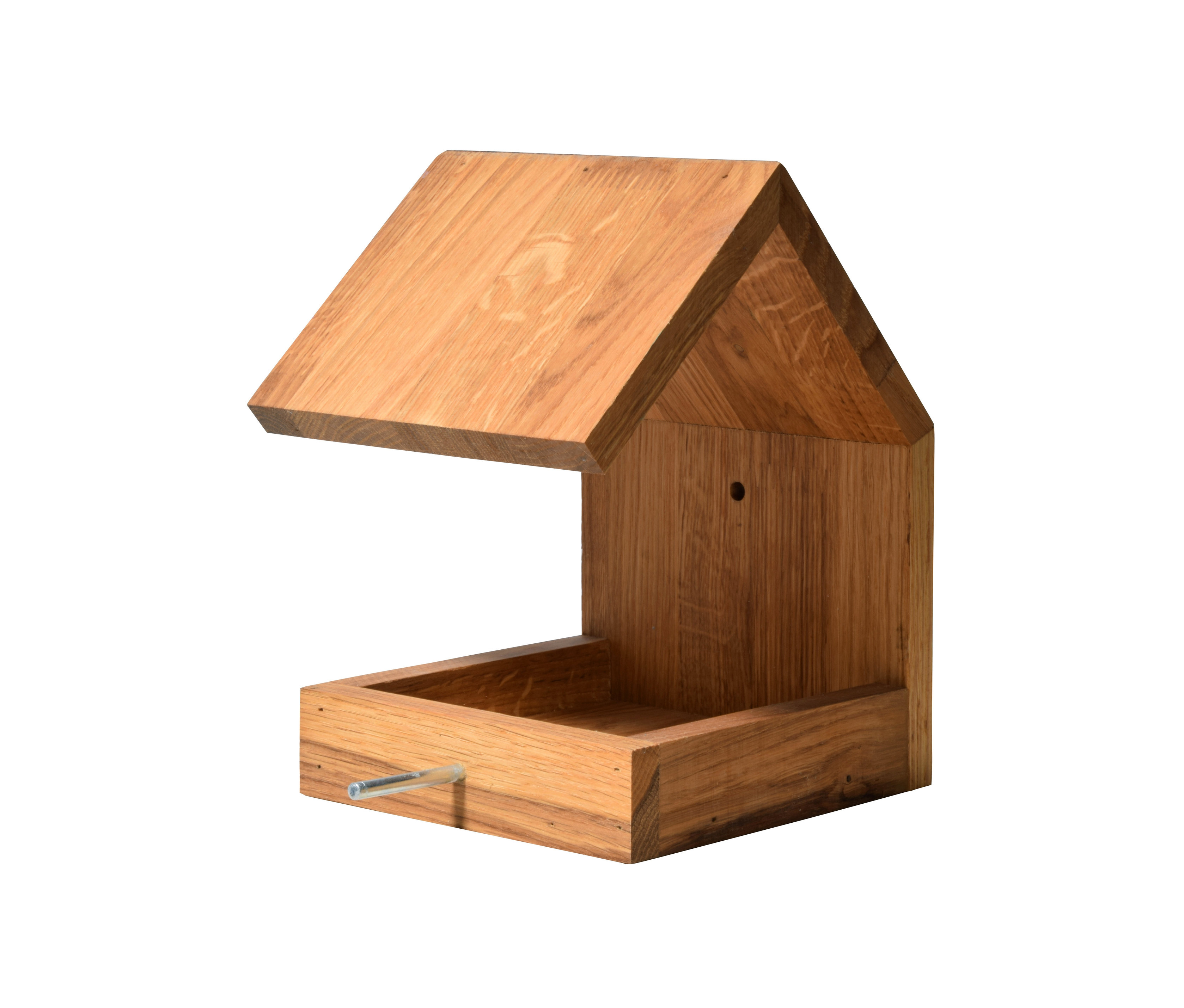 Nahaufnahme eines halboffenen Vogelfutterhauses »Bauhaus III« aus Naturholz.