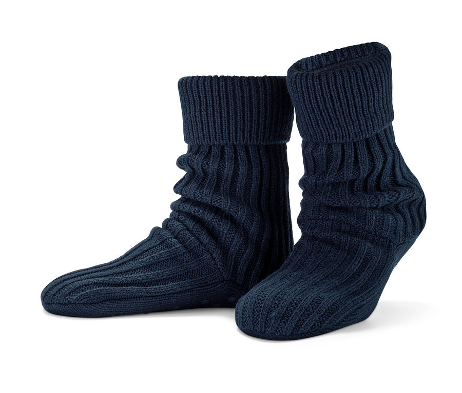 Zwei Paar blaue Hausschuhsocken auf weißem Hintergrund.